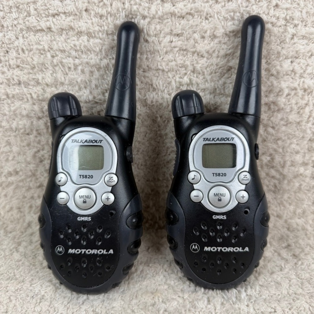 Motorola Talkabout T5820 GMRS Two Way Radio Walkie Talkie Set Black Silver